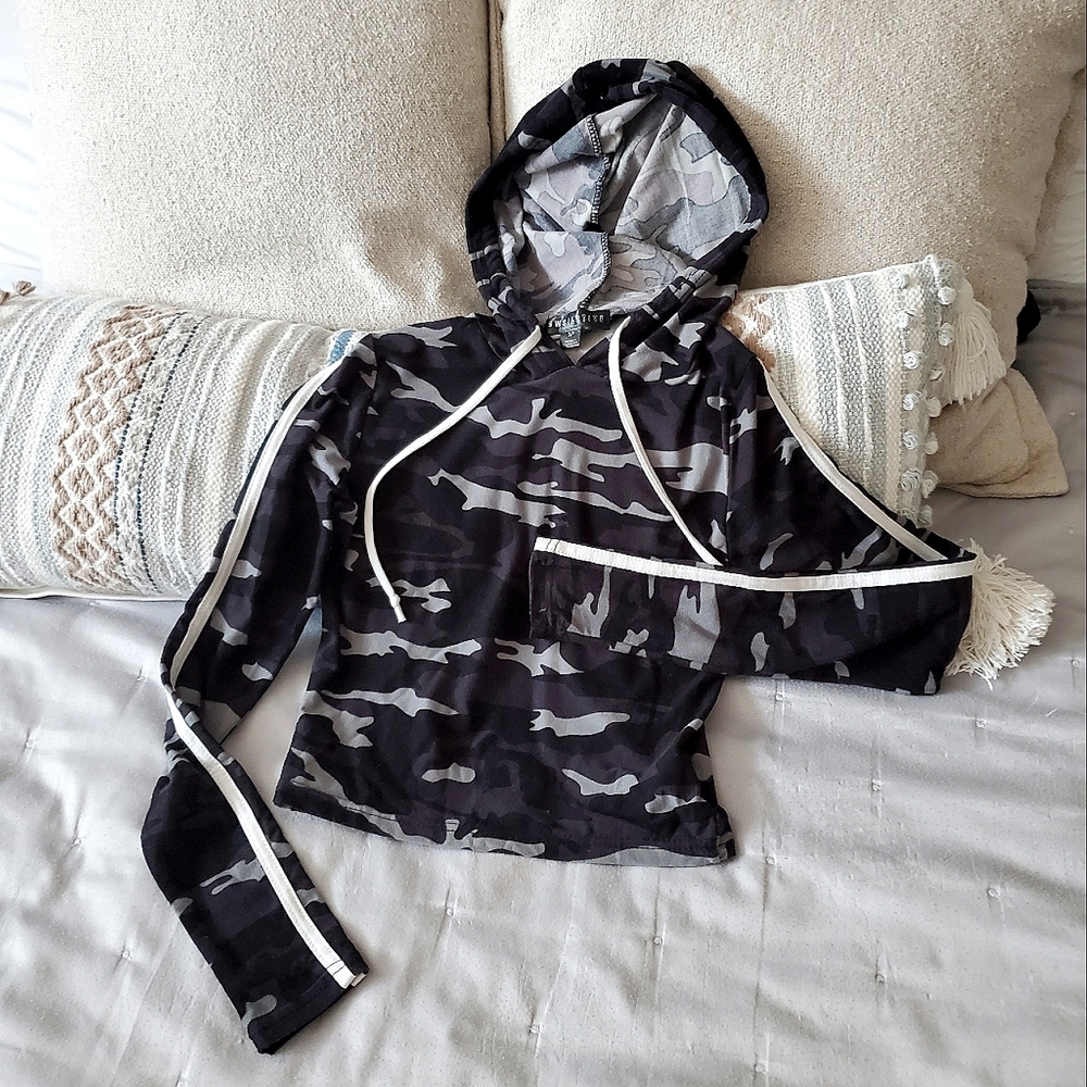 SWS/ACTIVE Cropped Camo Hoodie Pullover Size S (smaller fit)